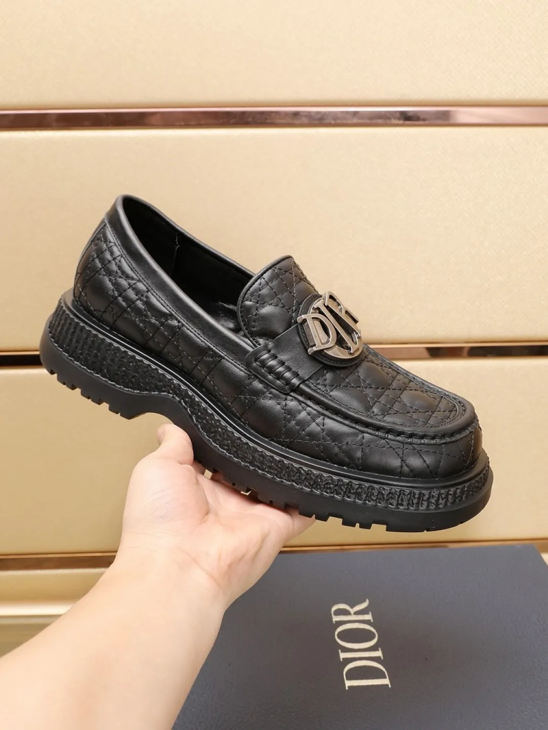 Factory P540💰Dior Buffalo men's low-cut derby casual leather shoes, a new product in the 2025 spring men's series, ideally combines unconventional features with Dior's high-end aesthetic style. The first-layer cowhide upper is decorated with tonal debossed Oblique embroidery, and the thick rubber sole displays a crepe-effect design, which is unique. Adds a modern touch to any look. Practical and stylish, it can be easily paired with a variety of casual looks and is an eye-catching finishing touch! Size: 38-44 (45.46 customized)